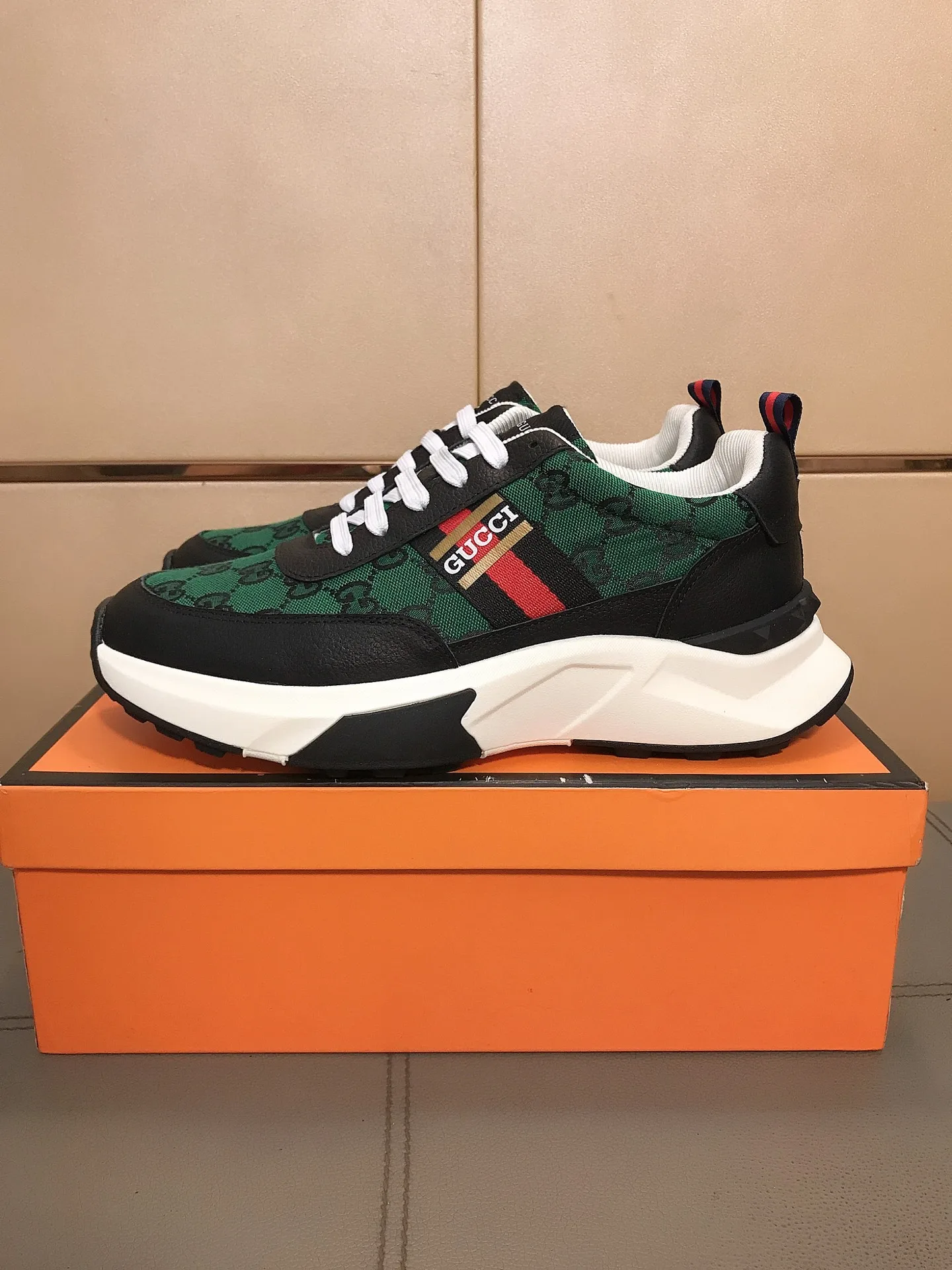 Luxuriöse Gucci Sport- und Freizeitschuhe aus importiertem Rindsleder mit markenbedrucktem atmungsaktivem