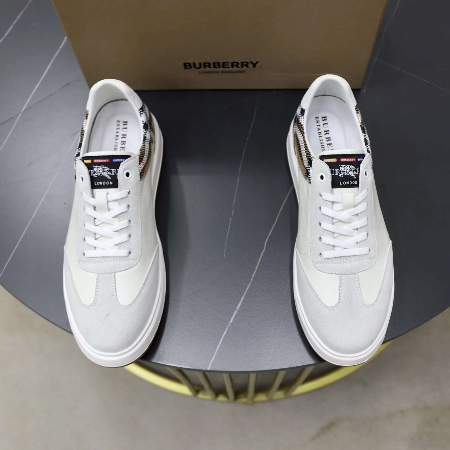 Premium Burberry Turnschuhe Standardgrößen Entspricht Stil offizielle Website