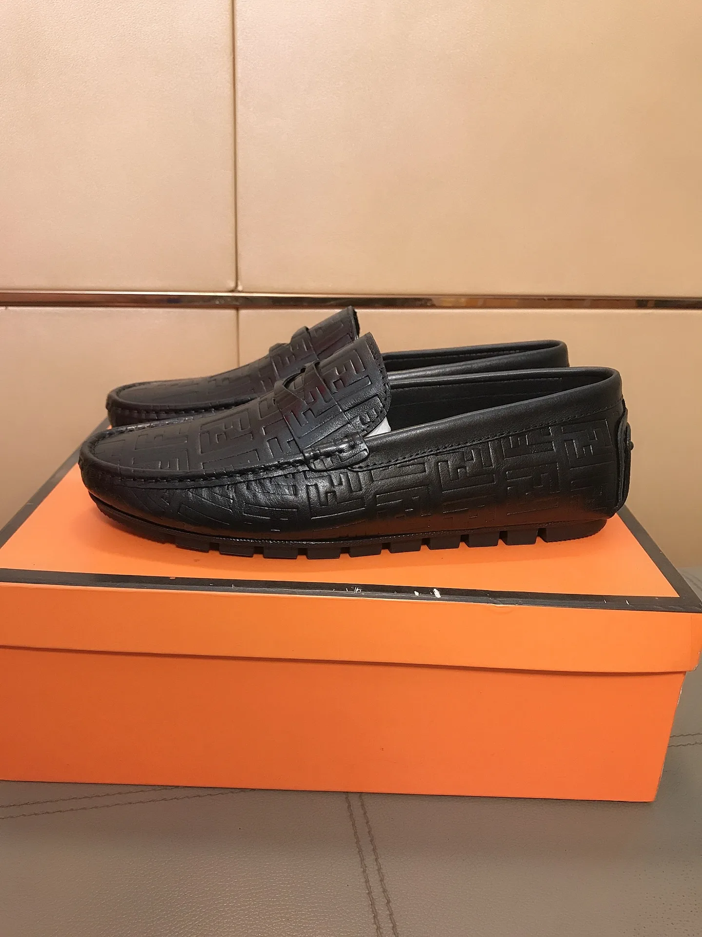 Premium Fendi Slipper modischer Slipper mit elegantem geprägtem italienischem Rindsleder