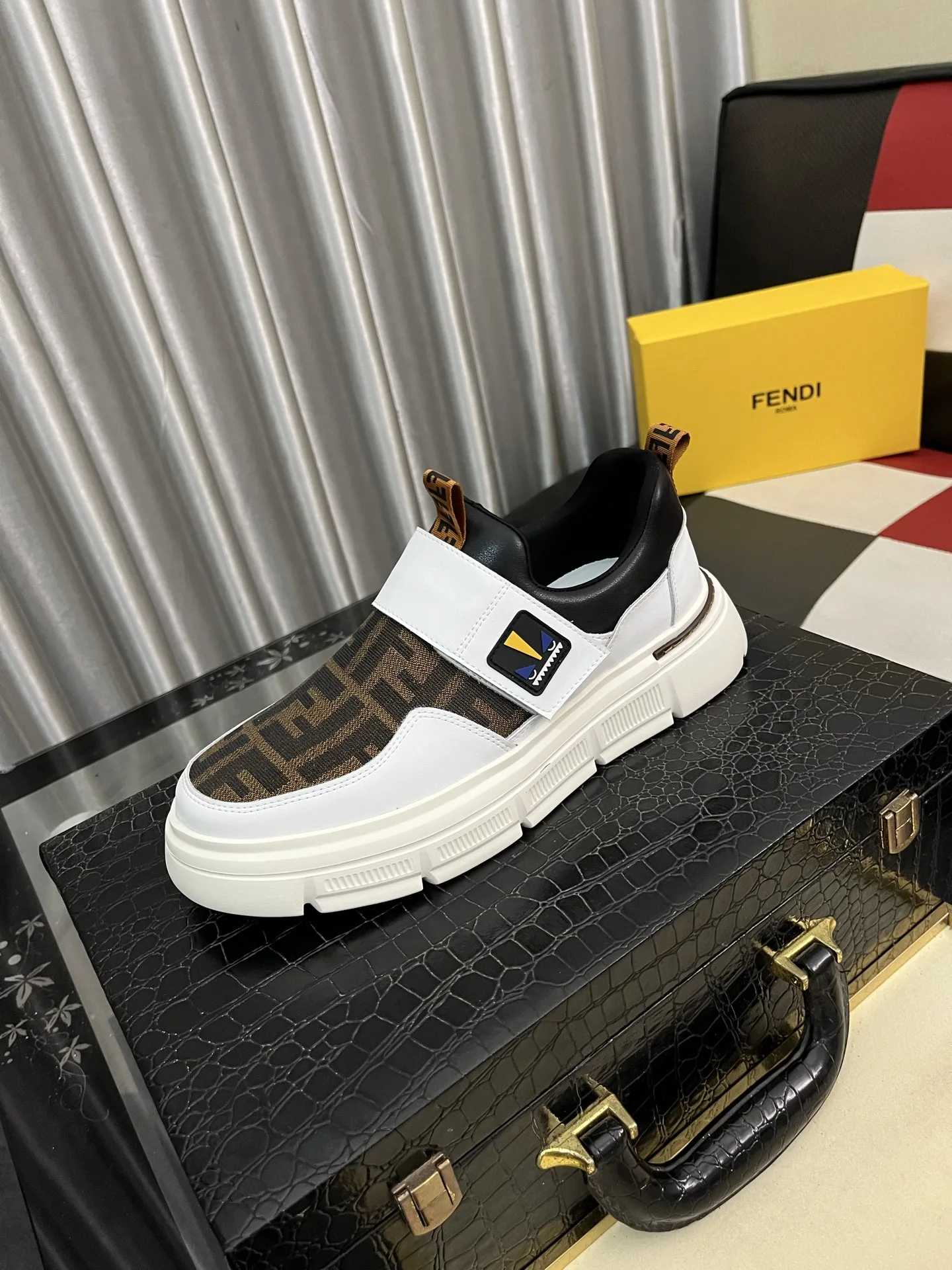 Hochwertige Fendi Turnschuhe Dieser elegante Sneaker besticht durch