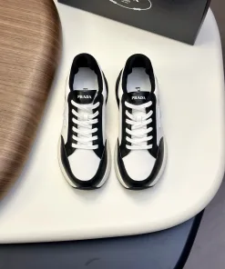 Luxuriöse Prada-Turnschuhe, einteiliger Freizeitsneaker mit aufgedrucktem Markenschnalle