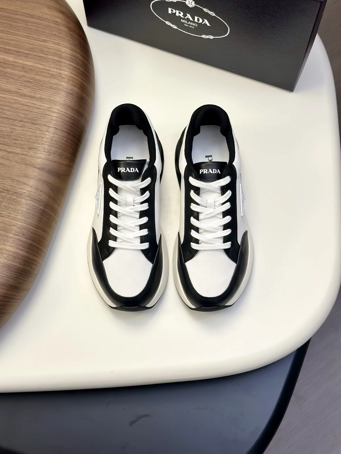 Luxuriöse Prada-Turnschuhe, einteiliger Freizeitsneaker mit aufgedrucktem Markenschnalle