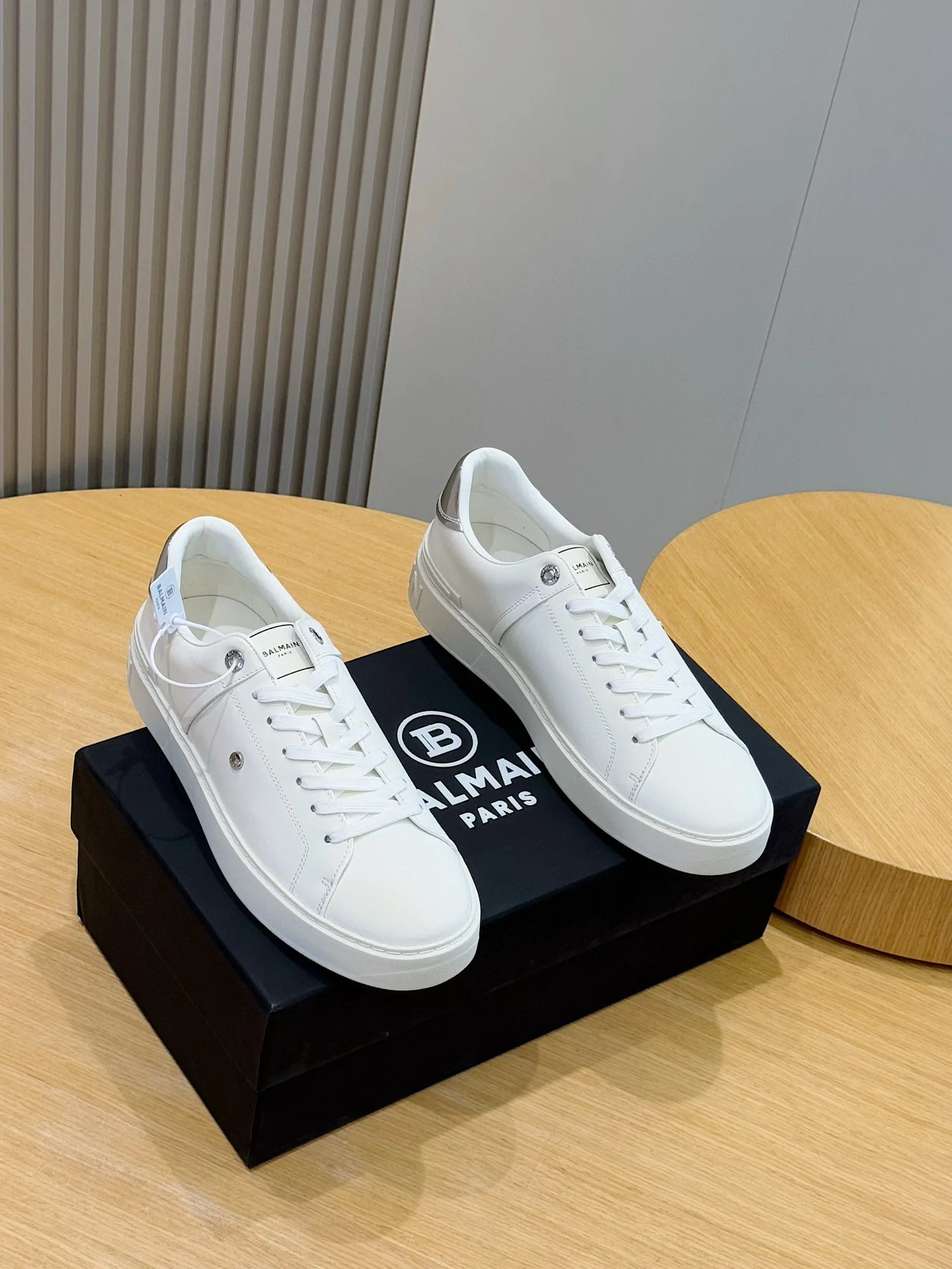 Luxus Balmain Turnschuhe Balmain Sneakers aus glattem Kalbsleder mit Monogramm