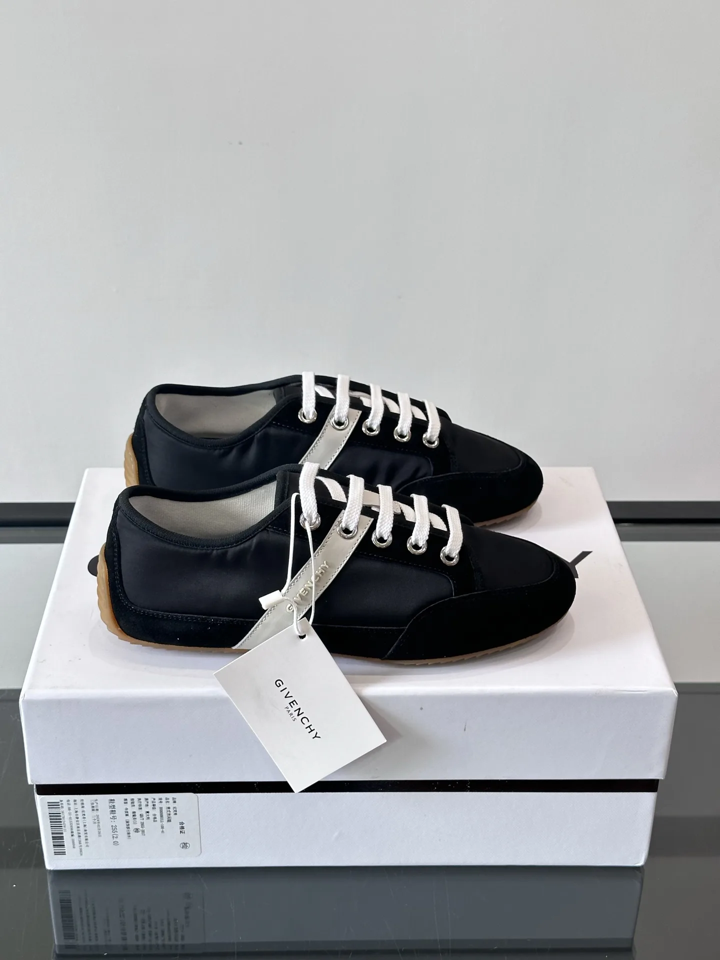 Premium Givenchy Weiße Sneaker Sarah künstlerische Leiterin präsentiert ihre