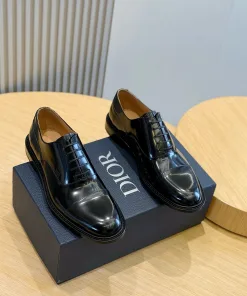 Premium Dior Slipper Lederschuhe Dior Diese verkörpern mühelose Eleganz