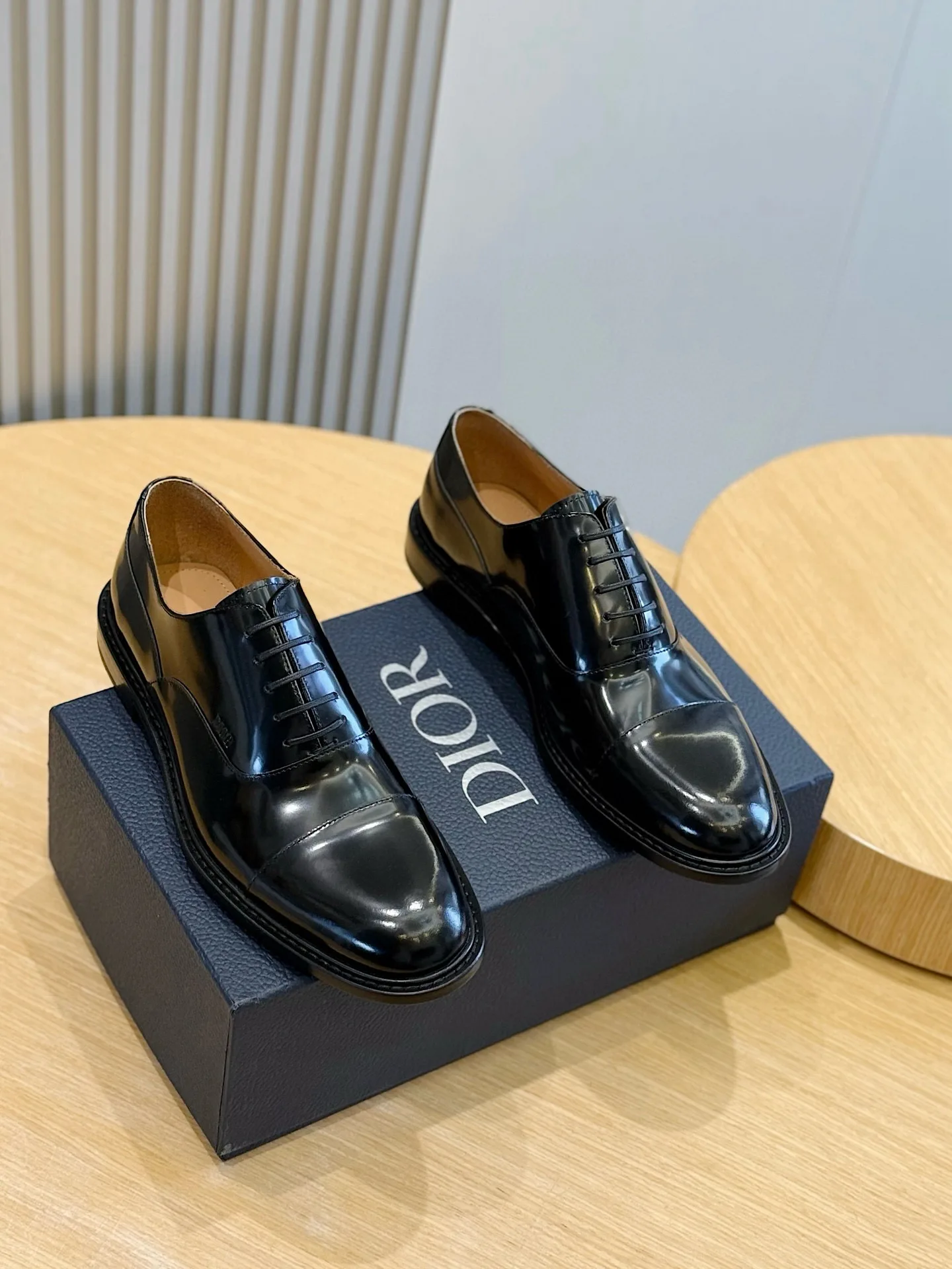 Premium Dior Slipper Lederschuhe Dior Diese verkörpern mühelose Eleganz
