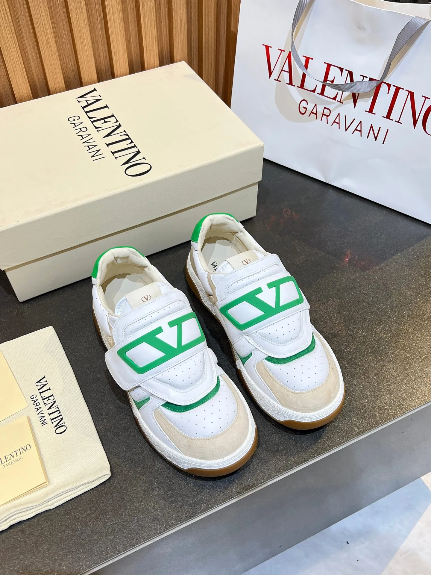 Hochwertige Valentino-Turnschuhe