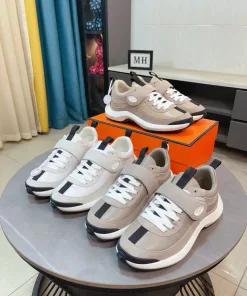 Hochwertige Hermes DadSchuhe ziert kursives Design leuchtenden Farben