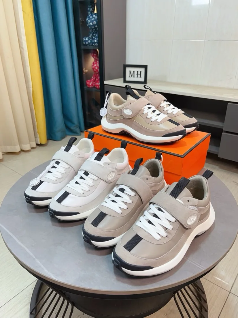 Hochwertige Hermes DadSchuhe ziert kursives Design leuchtenden Farben