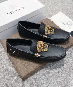 Luxus-Loafer von Versace VERSACE präsentiert offiziell seine ersten
