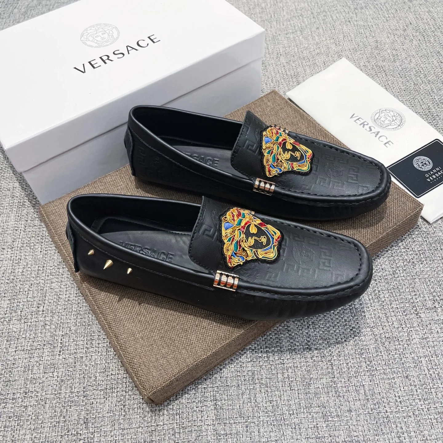 Luxus-Loafer von Versace VERSACE präsentiert offiziell seine ersten