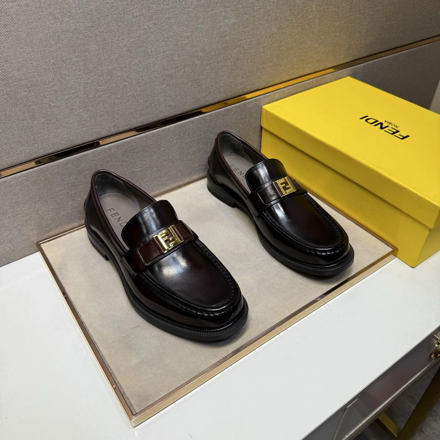 Premium Fendi Lederschuhe Freizeitschuhe aus Leder Lässige jetzt erhältlich