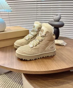 Hochwertige UGG-Lederschuhe in tatsächlichen Preisgrößen