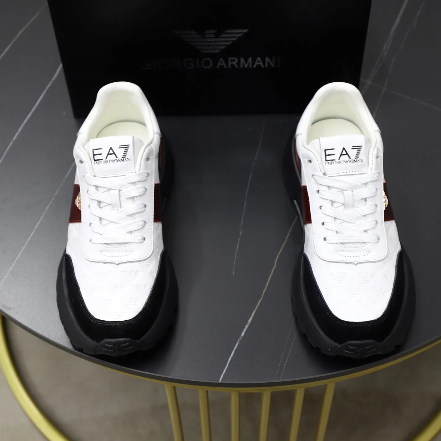 Hochwertige Armani-Sneaker von Alexander Wang