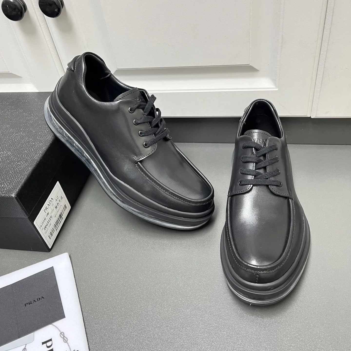 Premium Prada Lederschuhe Freizeitschuhe aus Leder Neue Prada Leder Polsterung Diese