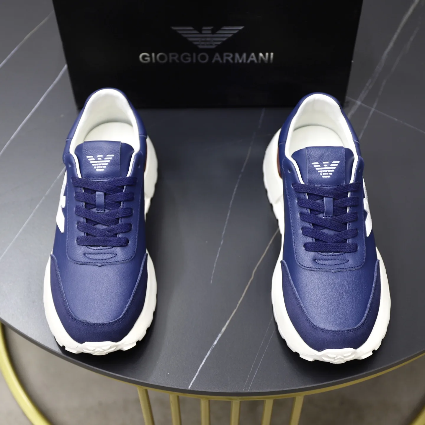 Hochwertige Armani-Turnschuhe. Luxuriöse Armani-Turnschuhe. Klassisch komfortabel