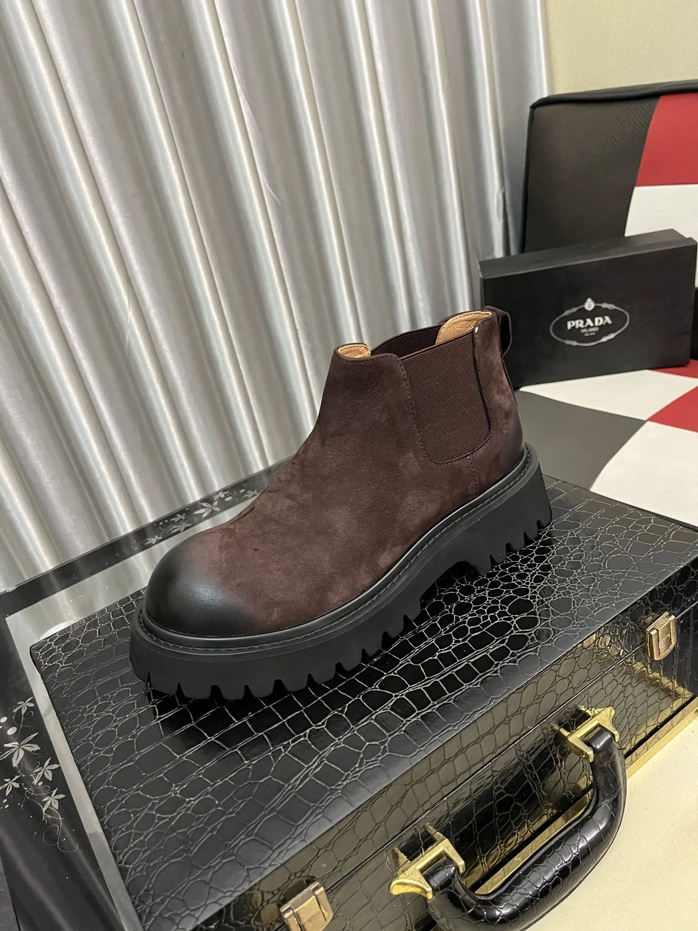 Hochwertige Prada Lederschuhe einteilige Lederschuhe Premiumqualität Obermaterial genarbtem