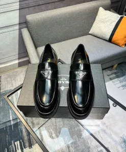 Premium Prada Loafer Neues italienisches Obermaterial mit geteiltem praktischem