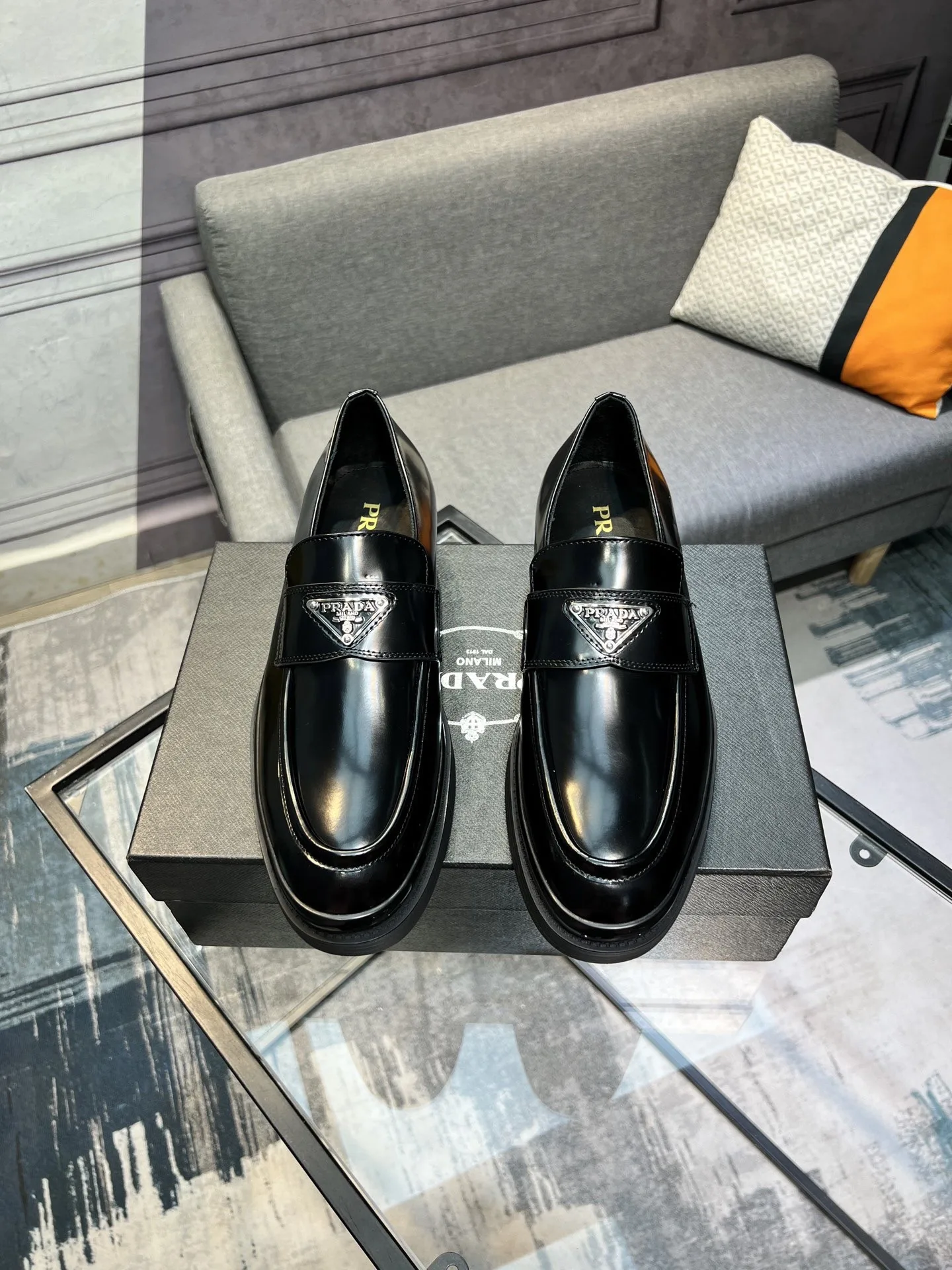 Premium Prada Loafer Neues italienisches Obermaterial mit geteiltem praktischem